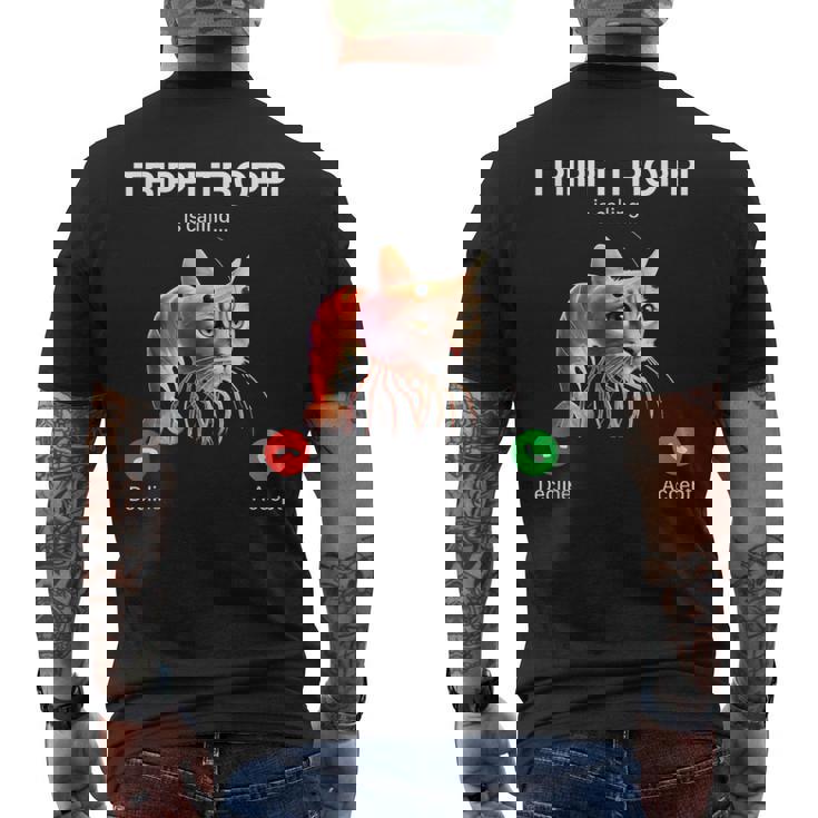 トリッピ・トロッピはブレインロット・イタリアン・ブレインロット・ミームを呼んでいる。 メンズTシャツ バックプリント