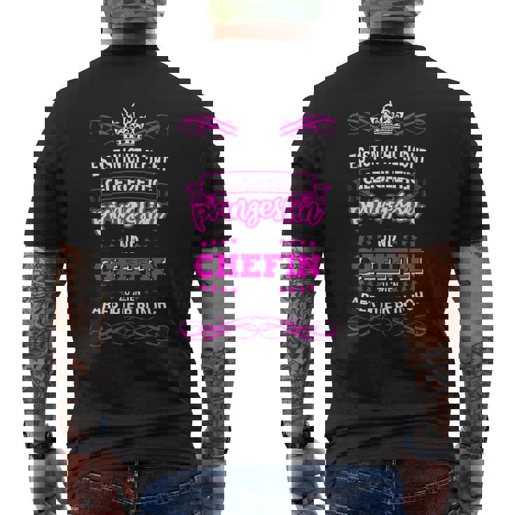 ドイツ語のテキスト「Gleichzeitig Prinzessin Chefin」と書かれた最高のシェフィンの言葉 メンズTシャツ バックプリント