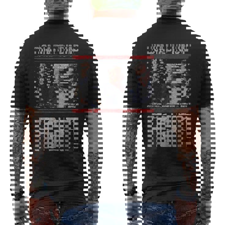 ドナルド・トランプ拳ポンプ We Fight American Flag Trump 2024 メンズTシャツ バックプリント