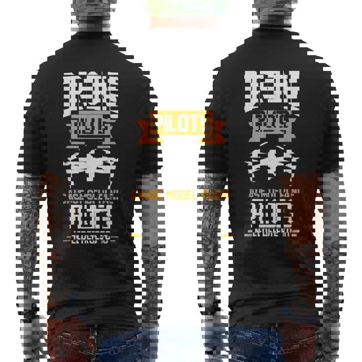 ドローンパイロットはモデル飛行機のパイロットのドローンを引き起こす メンズTシャツ バックプリント