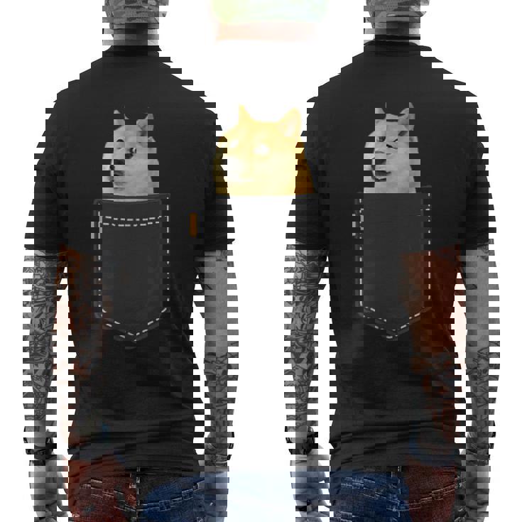 ドージコイン 胸ポケットの中にクリプト ミーム ドッグミーム ロゴ ドージコイン メンズTシャツ バックプリント