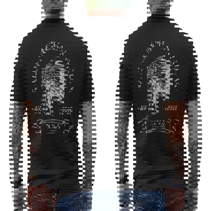 ナバホ族ネイティブアメリカン インディアンプライド リスペクトダーク メンズTシャツ バックプリント