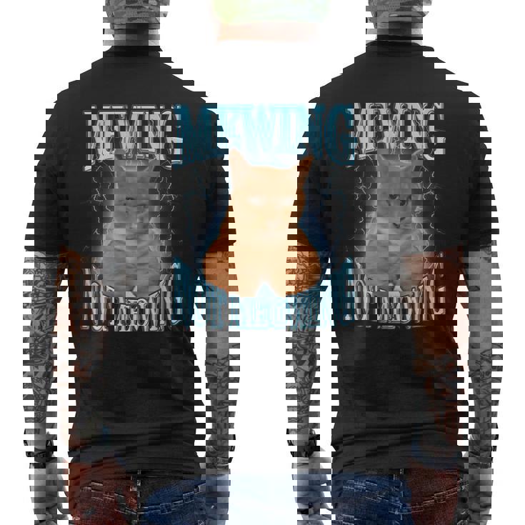 ニャーイングルックスマックスニャー付きファニーキャットミーム メンズTシャツ バックプリント