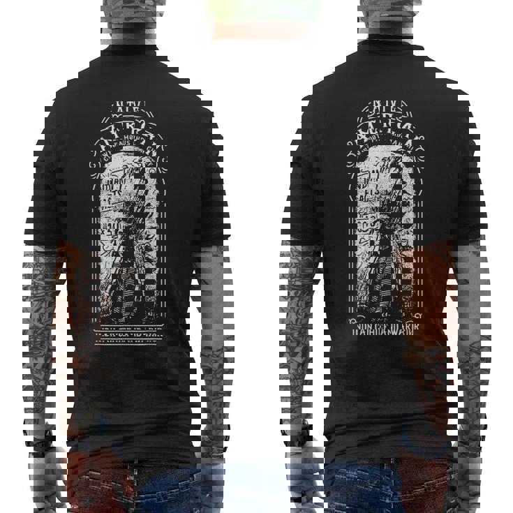 ネイティブアメリカンインディアンレトロデザイン。 メンズTシャツ バックプリント