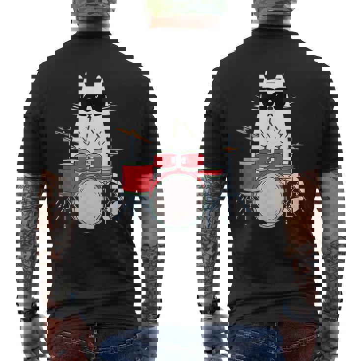 ネコとドラム 猫とサングラス ネコ好き 猫飼い 愛猫家 ドラム ドラムセット バンド ジャズ音楽 ねこ ネコ 猫 メンズTシャツ バックプリント