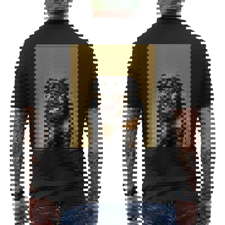 ハッピーロットワイラー犬自撮りポートレート メンズTシャツ バックプリント