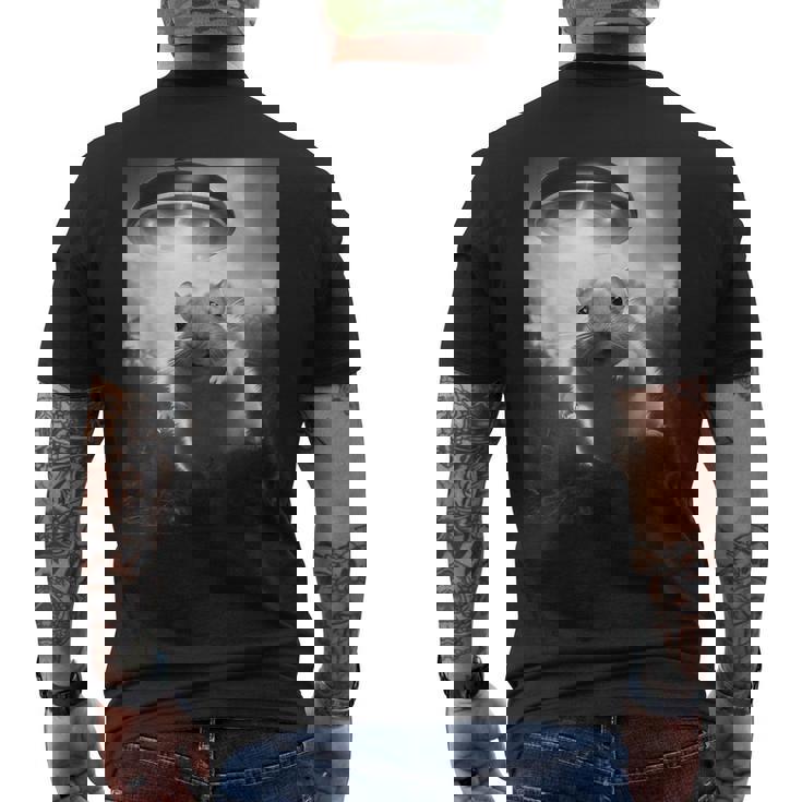 ハムスターを追うufo、クレイジーな動物、面白いハムスター メンズTシャツ バックプリント