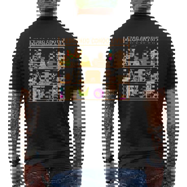 ハリネズミのコンドミニアムの生活のおもちゃ ヘイベッドの隠れ家の家 メンズTシャツ バックプリント