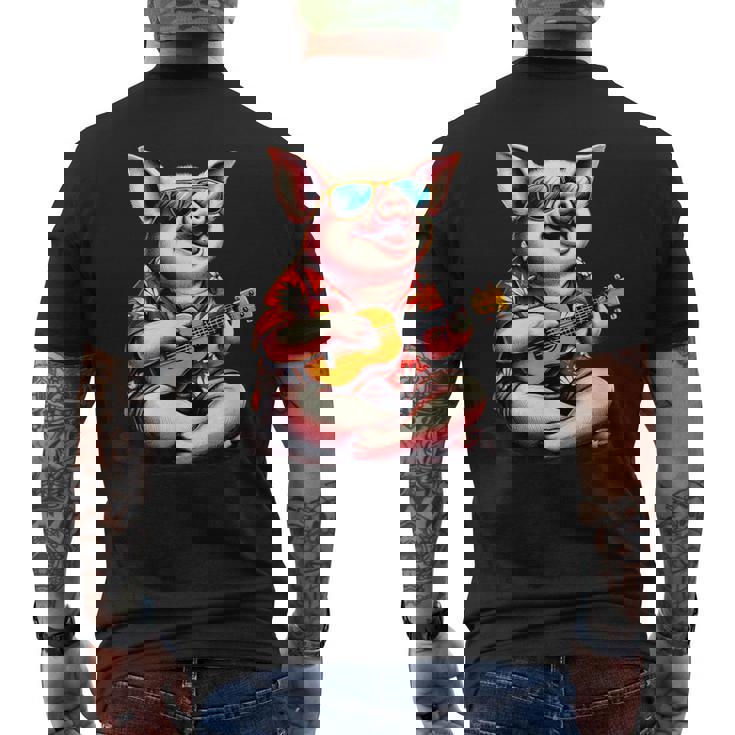 ハワイアンシャツを着たブタ、ウクレレ遊び。 メンズTシャツ バックプリント