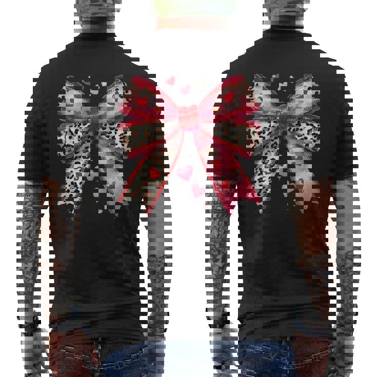 ハート付きピンクヒョウ柄リボン。 メンズTシャツ バックプリント
