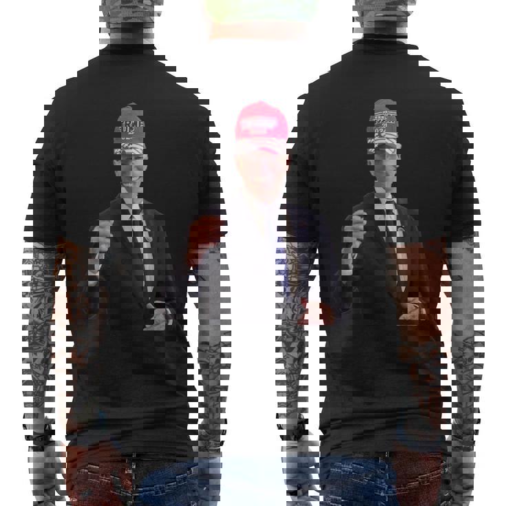 バイデンはトランプの帽子をかぶっています 2024 メンズTシャツ バックプリント