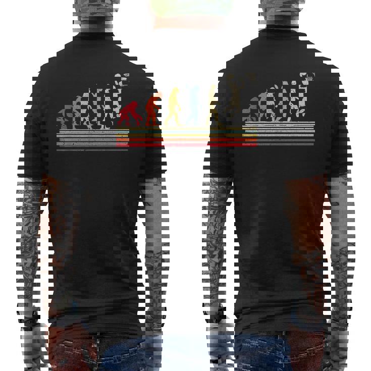 バスケットボール選手のためのレトロなバスケットボールエボリューションダンキング。 メンズTシャツ バックプリント