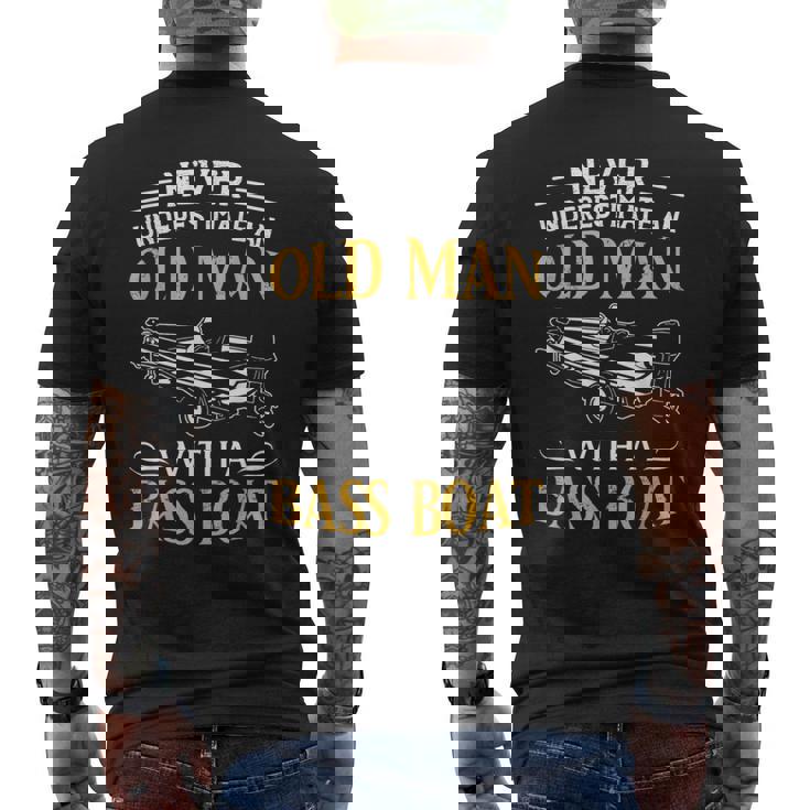 バスボート釣りの老人を決して過小評価しないでください メンズTシャツ バックプリント