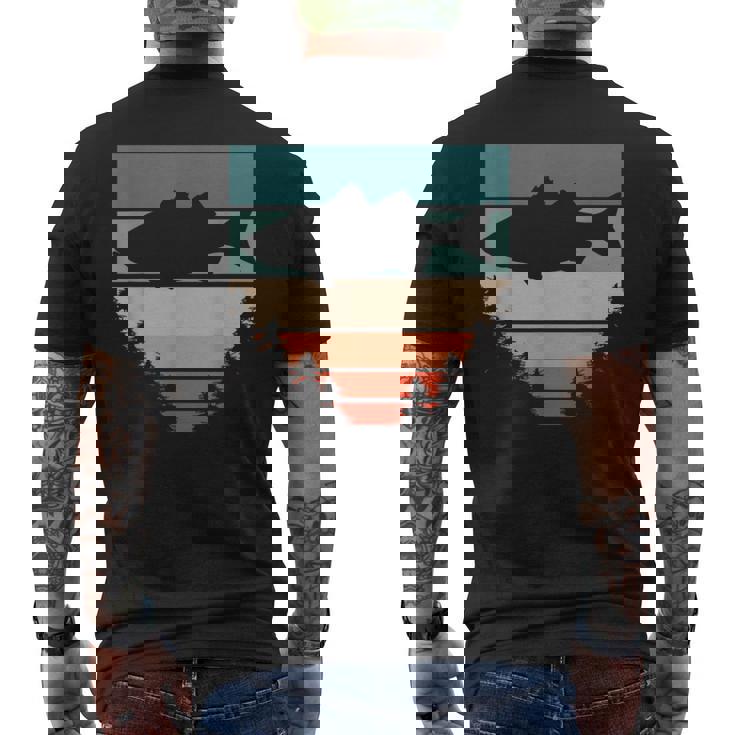 バス釣り森レトロオオクチバスフィッシャーマン メンズTシャツ バックプリント