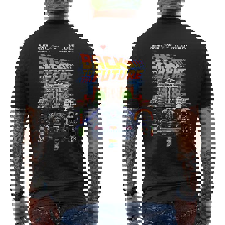 バック・トゥ・ザ・フューチャー 40周年記念ビデオゲームスタイル メンズTシャツ バックプリント