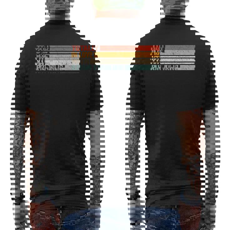 バトントワリングのレトロなバトントワーラーに完全に恋をしています。 メンズTシャツ バックプリント