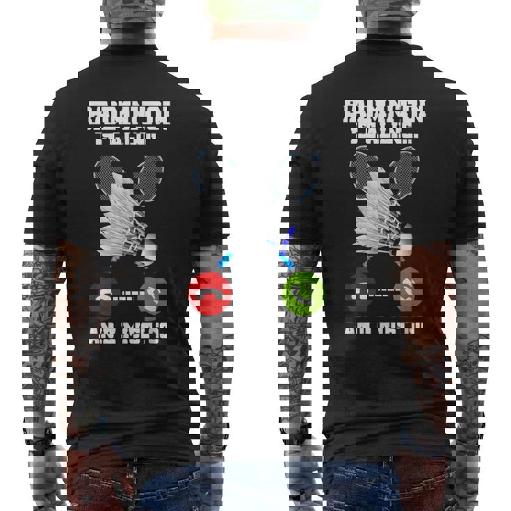 バドミントンが呼んでいる、私は行かなければならないラケットバドミントン選手badminton メンズTシャツ バックプリント