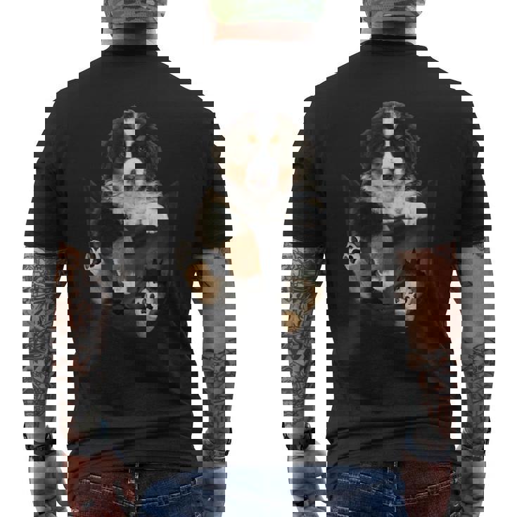 バーニーズ愛好家のためのポケットに入った面白いバーニーズマウンテンドッグ メンズTシャツ バックプリント