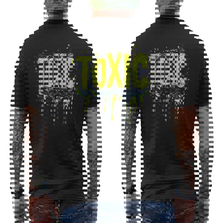 パワフルなエッジコスチュームのための大胆な有毒ステートメント。 メンズTシャツ バックプリント