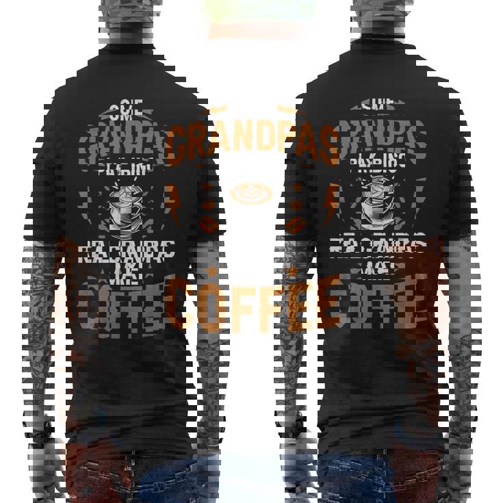 ビンゴをするおじいちゃんもいる本当のおじいちゃんがコーヒーを淹れる メンズTシャツ バックプリント