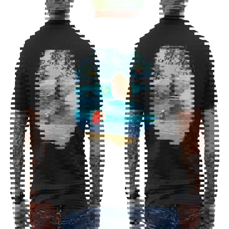 ビーチでのカピバラサーフィンおかしい メンズTシャツ バックプリント