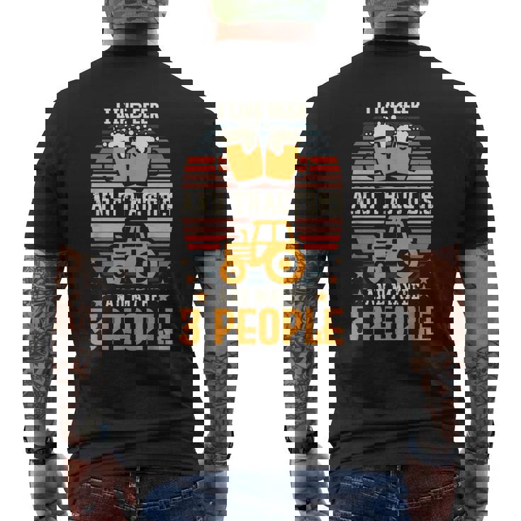 ビールとトラクターが好きで、たぶん3人で農作業をしています。 メンズTシャツ バックプリント