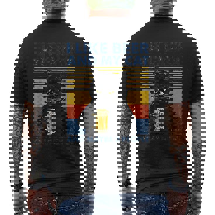 ビール好きで猫が手にビールを飲んでビール友達を応援 メンズTシャツ バックプリント