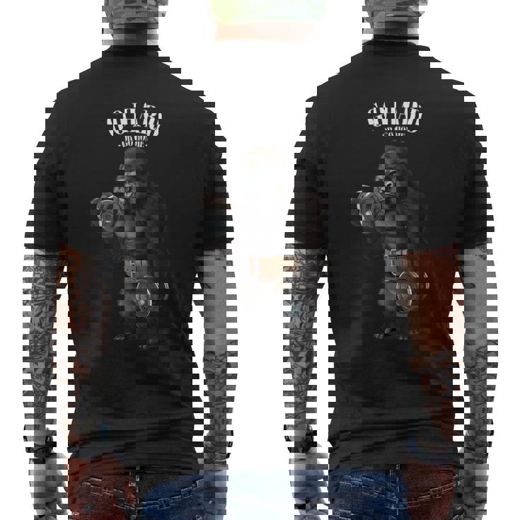 フィットネスジムでダンベルでゴリラ筋トレ メンズTシャツ バックプリント