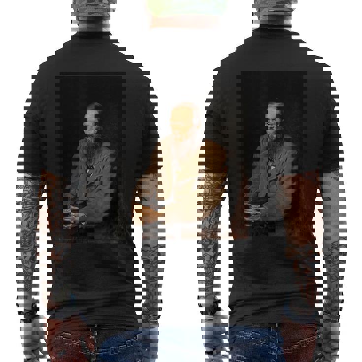 フョードル・ドストエフスキーロシアの作家の肖像画 メンズTシャツ バックプリント