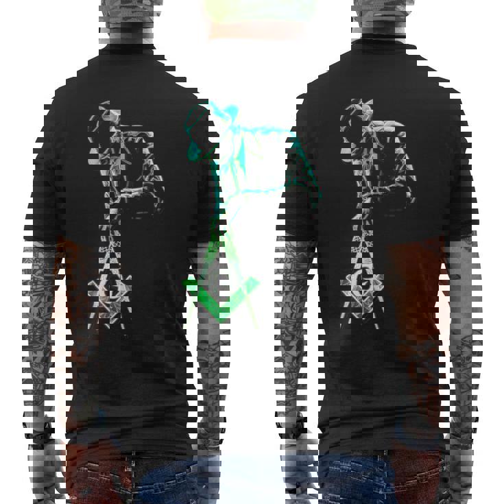 フリーメイソンをテーマにしたフリーメイソンがツールを運びます」S&C メンズTシャツ バックプリント