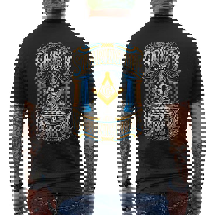 フリーメーソンのシンボル「フリーメーソンのプライドの光を共有する」S&C メンズTシャツ バックプリント