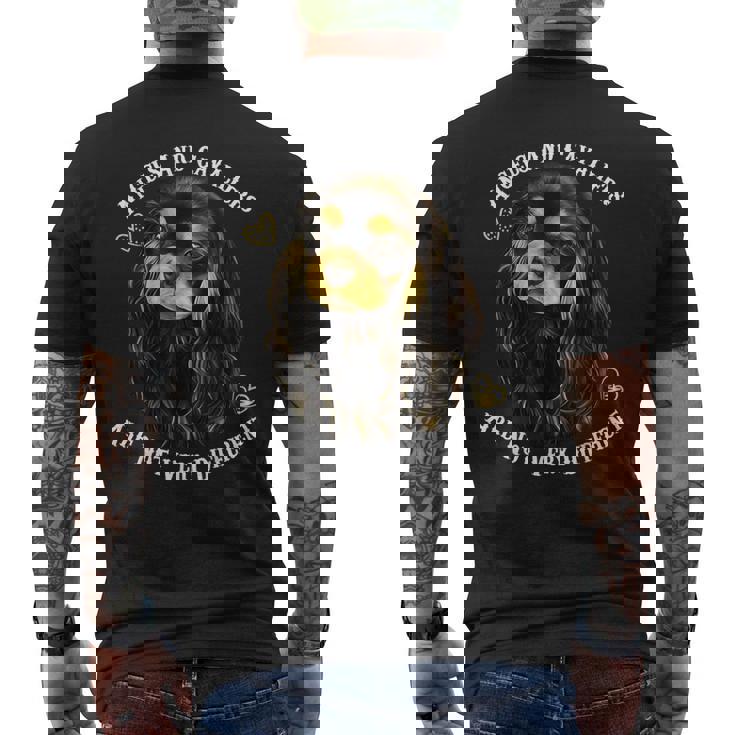 ブラックとタン、キャバリアキングチャールズ・スパニエル メンズTシャツ バックプリント