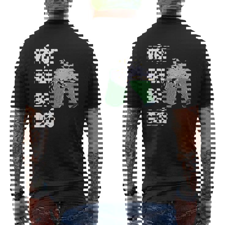 ベトナム ベトナム人 ベトナム語 モット・ハイ・バ・ドゾ ワン・ツー・スリー・チアーズ メンズTシャツ バックプリント