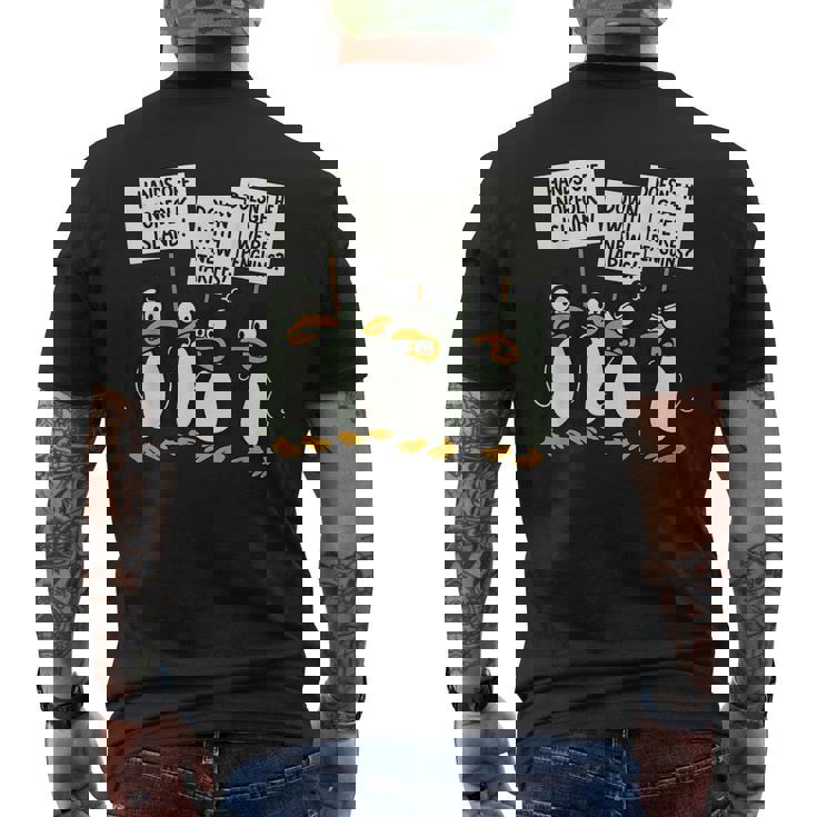 ペンギンの関税 聞いた島 ペンギンと一緒に立つ メンズTシャツ バックプリント