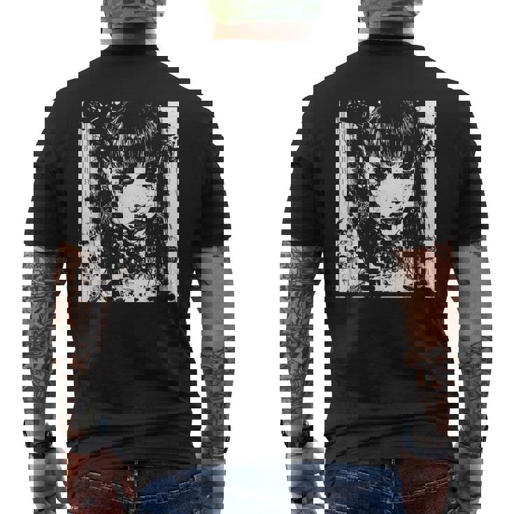 ホラーアニメマンガi日本の不気味なカワイイゴス メンズTシャツ バックプリント
