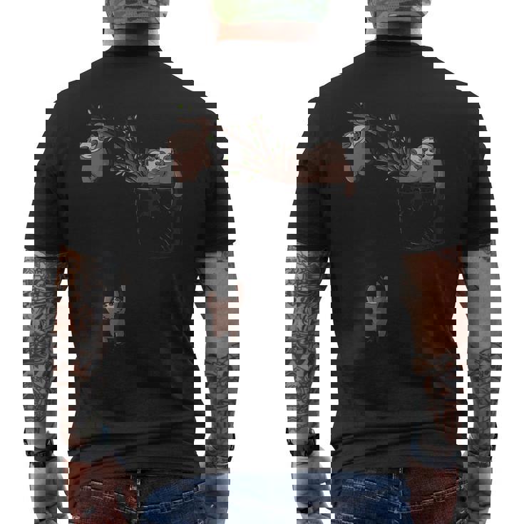 ポケットで遊ぶかわいいナマケモノの家族 メンズTシャツ バックプリント