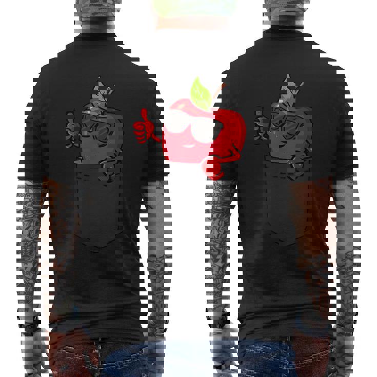 ポケットに入ったクールなリンゴ、サングラスをかけたリンゴのぞき見。 メンズTシャツ バックプリント