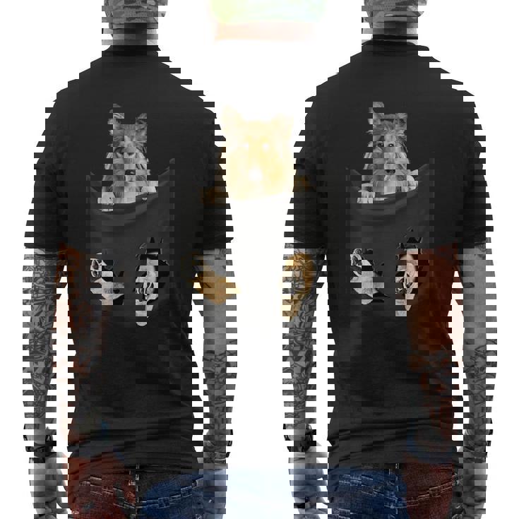 ポケットに入ったセーブルコリー犬、ラフコリーの子犬のぞき見 メンズTシャツ バックプリント