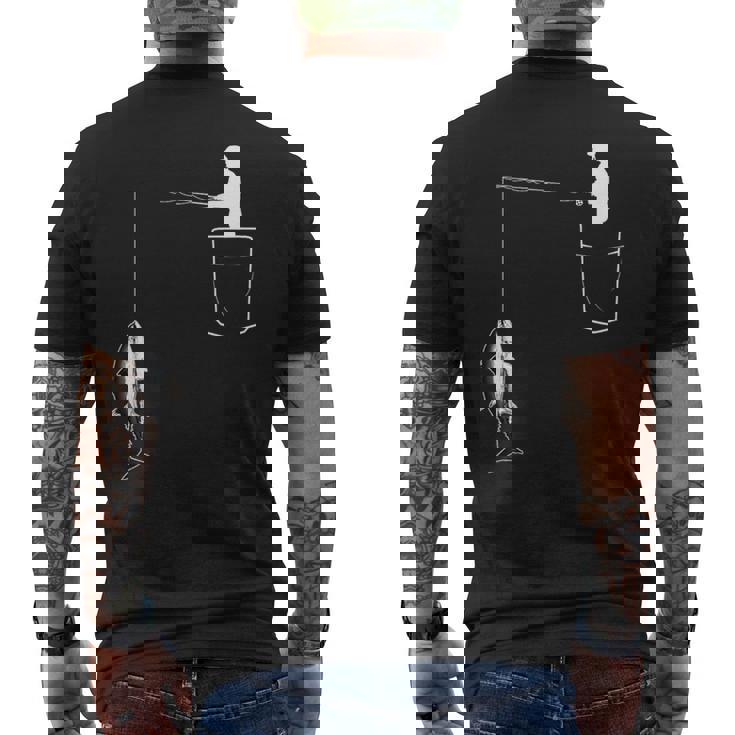 ポケットに入ったマグロ 魚釣り 面白い漁師 メンズTシャツ バックプリント