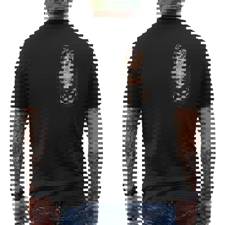 ポケットに入った面白いシェットランドシープドッグ シェルティー愛好家に メンズTシャツ バックプリント