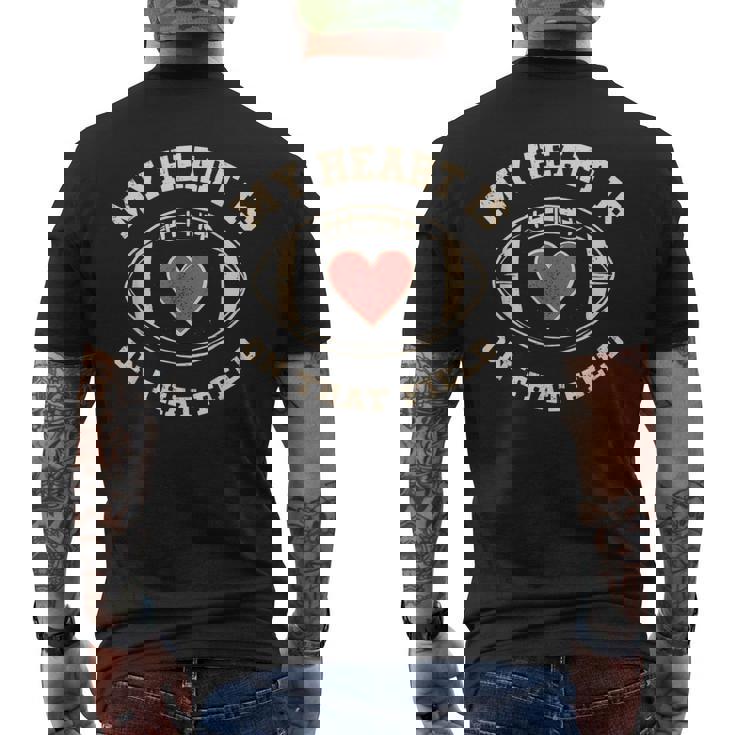 マイ・ハート・イズ・オン・ザッド・フィールド—ファニー・フットボール メンズTシャツ バックプリント