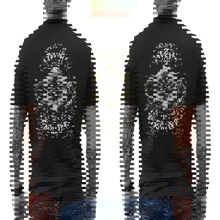 マクベス・ルック・ライク・ザ・イノセント・フラワー・シアター・ミュージカル メンズTシャツ バックプリント