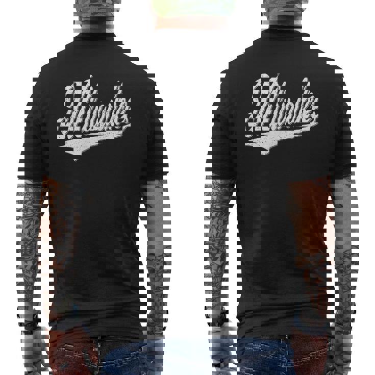 ミルウォーキー ウィスコンシン バーシティ スクリプト ヴィンテージ スポーツスタイル メンズTシャツ バックプリント