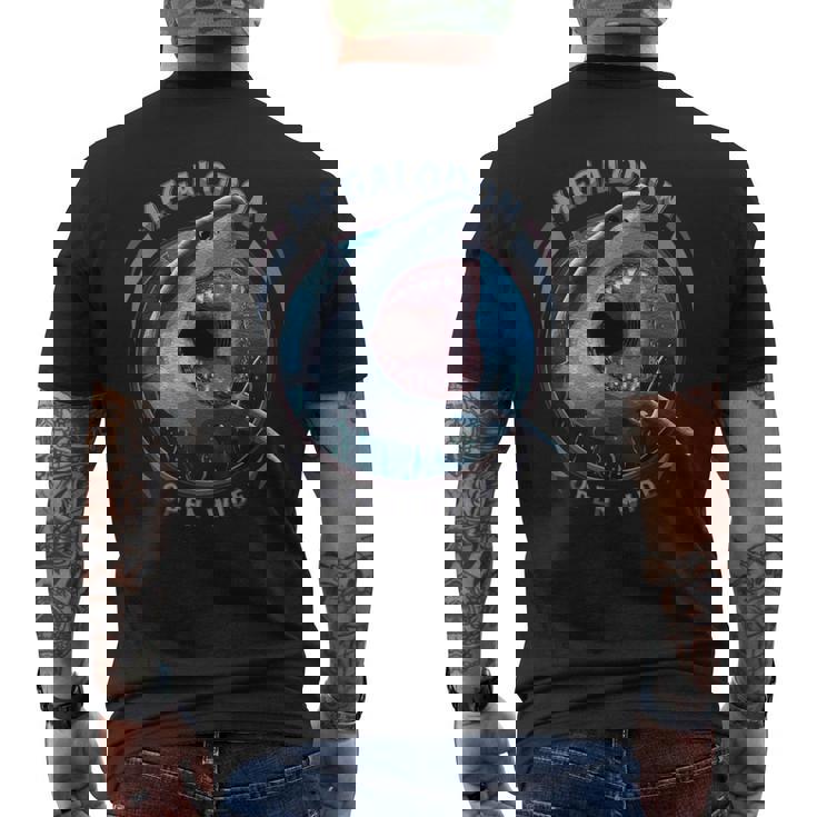 メガロドンジャイアントシャーク メンズTシャツ バックプリント