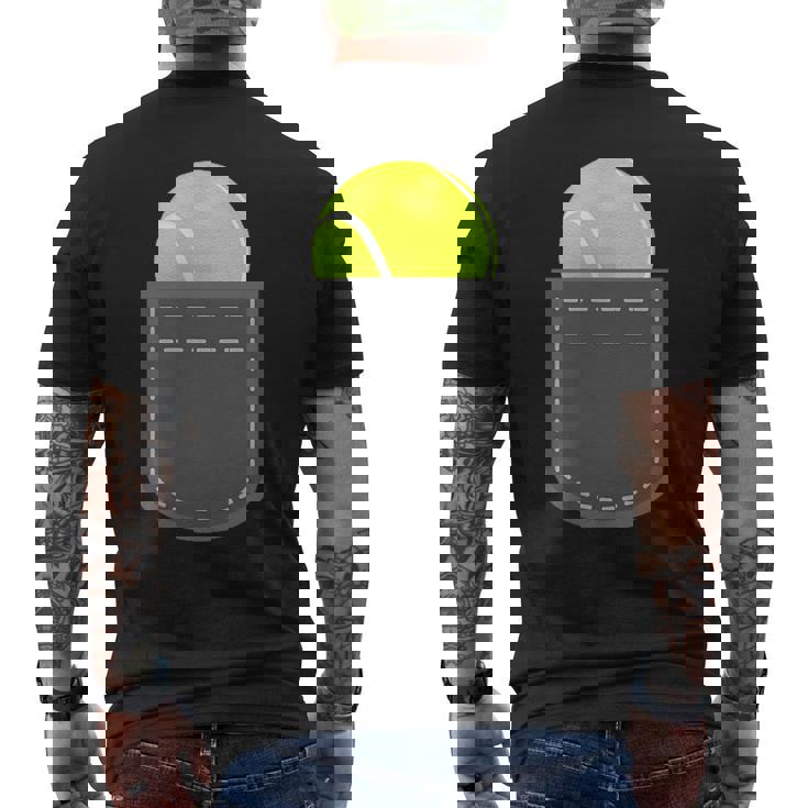 ユーモラスなテニスプレーヤーのための偽のポケットに入った面白いテニスボール メンズTシャツ バックプリント