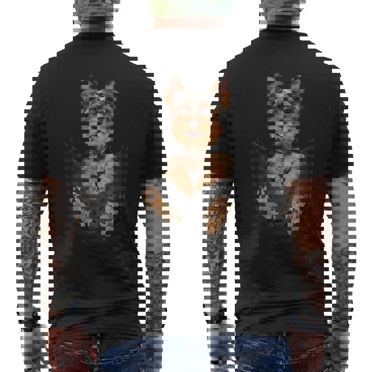 ヨークシャーテリアをポケットに入れて、ヨーキー犬愛好家に。 メンズTシャツ バックプリント