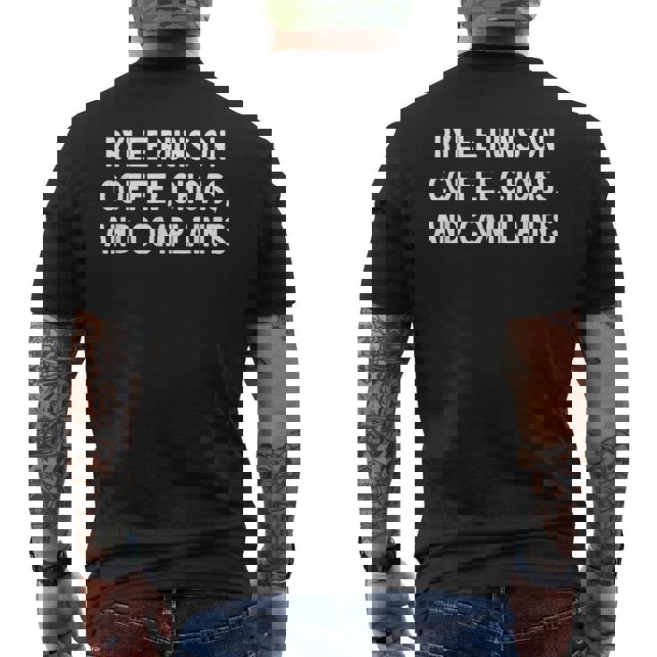 ライリーはコーヒー、混沌、苦情に駆けつけます。 メンズTシャツ バックプリント