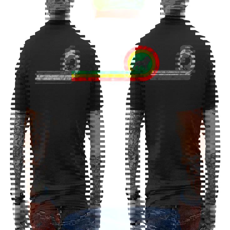 ラスタファリアンカラーのユダのライオン。ラスタとレゲエのファンに。 メンズTシャツ バックプリント