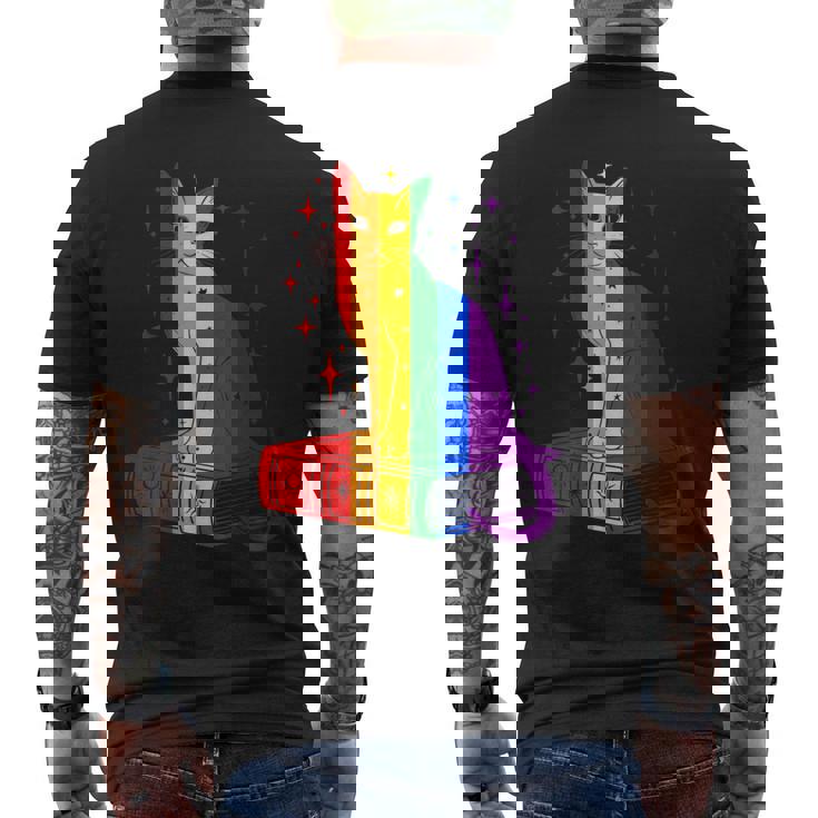 レインボー猫と本と星 Lgbt プライド メンズTシャツ バックプリント