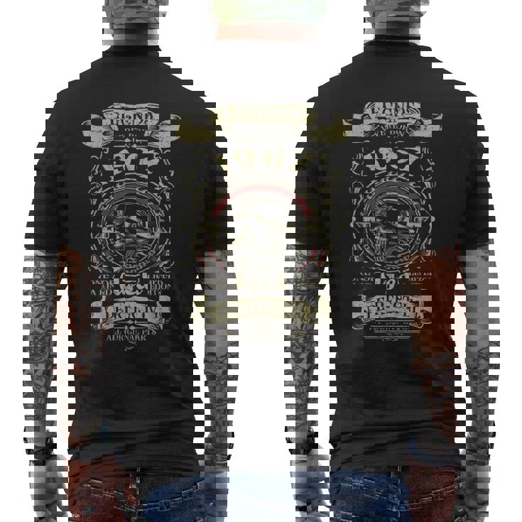 レジェンドは1967年56歳の誕生日のバイカーバイクに生まれました。 メンズTシャツ バックプリント